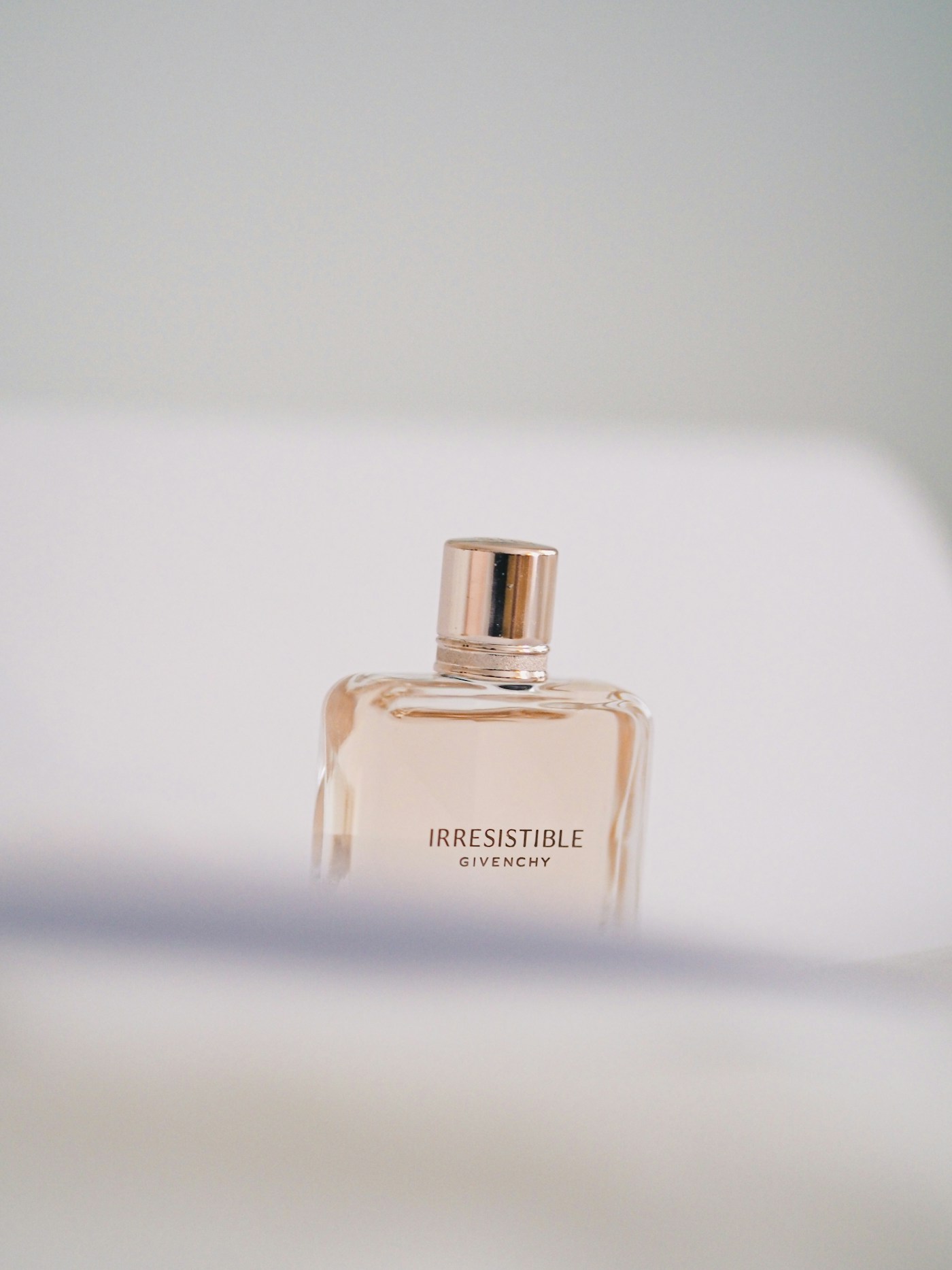 Frasco claro de perfume en una composición luminosa